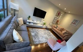 Large American Loft Style Apartment Close To Centre